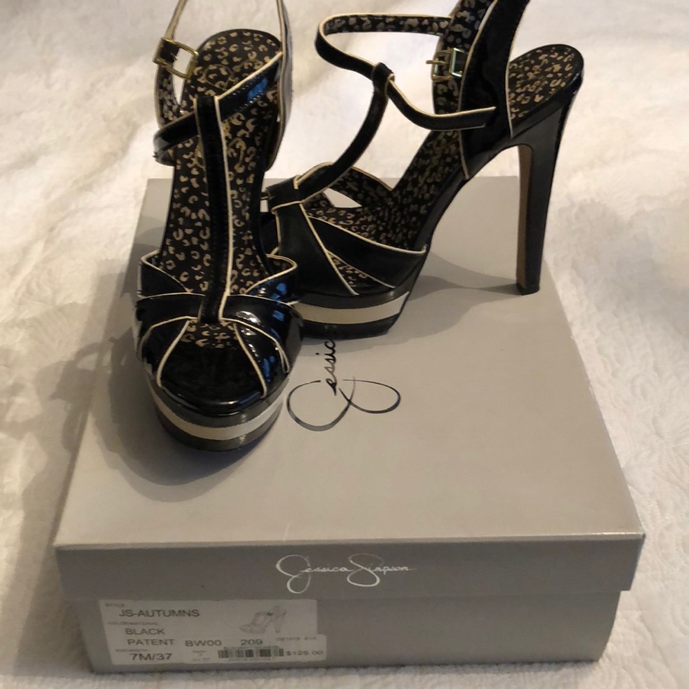 Jessica Simpson pumps